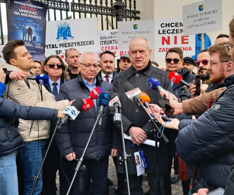 Szpitale powiatowe nie chcą umierać na kolanach – protest przed Ministerstwem Zdrowia